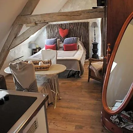 Aux Logis De La Solre Couette-café 3*