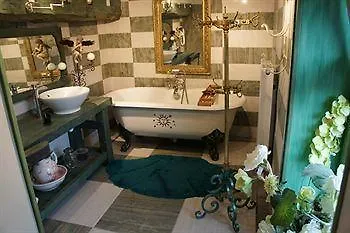 Aux Logis De La Solre Couette-café 3*